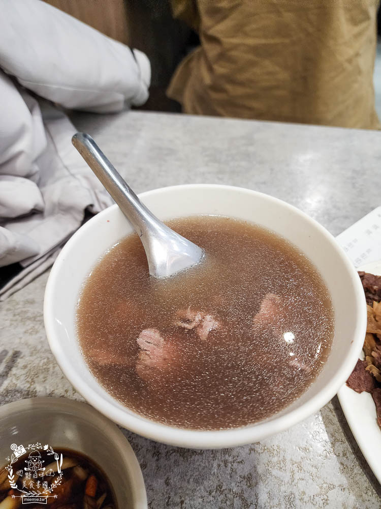 文章牛肉湯|台南未營業就開始排隊的人氣牛肉湯！買牛腩湯送牛肉燥飯！台南必吃牛肉湯！
