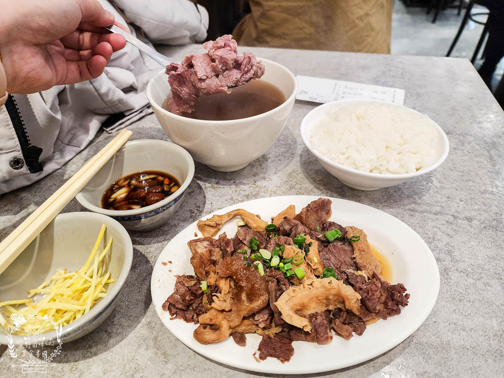 文章牛肉湯|台南未營業就開始排隊的人氣牛肉湯！買牛腩湯送牛肉燥飯！台南必吃牛肉湯！