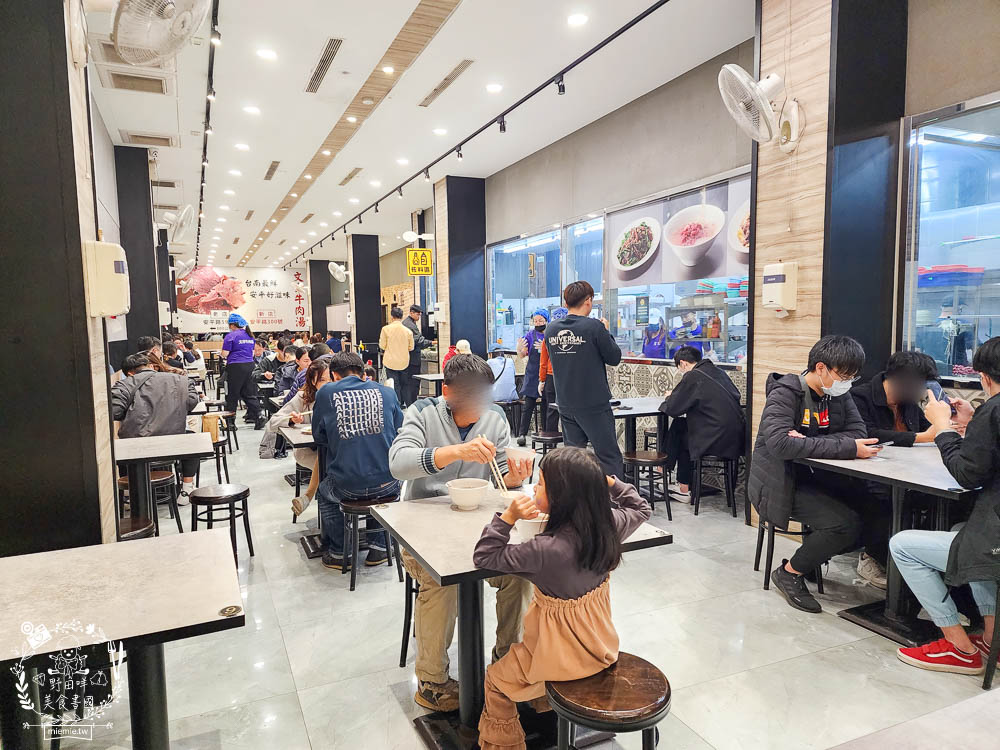 文章牛肉湯|台南未營業就開始排隊的人氣牛肉湯！買牛腩湯送牛肉燥飯！台南必吃牛肉湯！