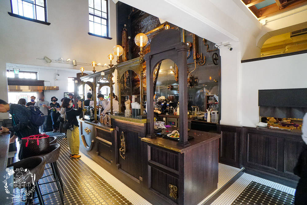 高雄[新濱・駅前]金碧輝煌的百年老銀行化身復古咖啡廳!西子灣咖啡廳推薦