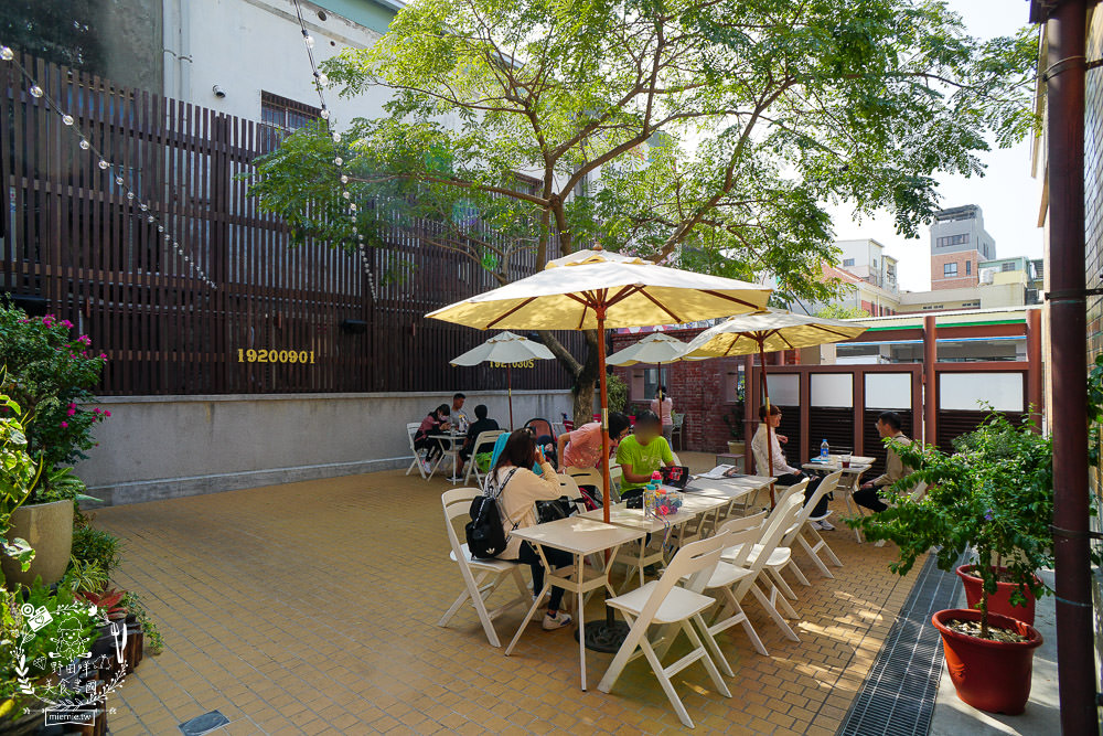 高雄[新濱・駅前]金碧輝煌的百年老銀行化身復古咖啡廳!西子灣咖啡廳推薦