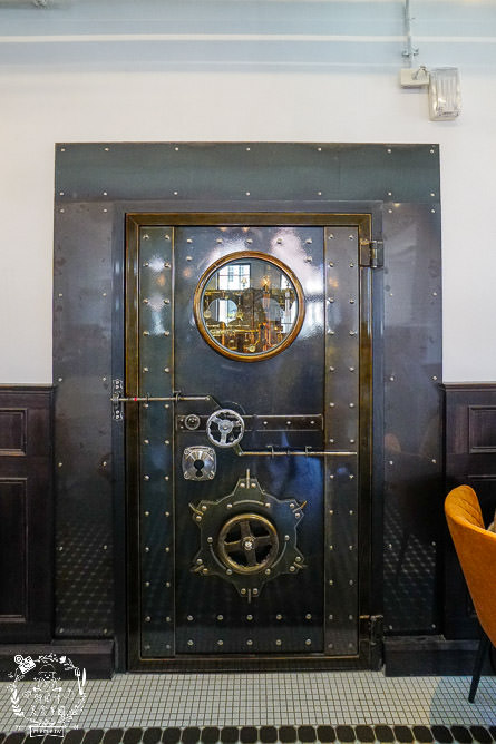 高雄[新濱・駅前]金碧輝煌的百年老銀行化身復古咖啡廳!西子灣咖啡廳推薦