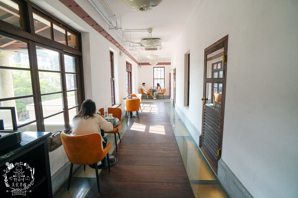 高雄[新濱・駅前]金碧輝煌的百年老銀行化身復古咖啡廳!西子灣咖啡廳推薦