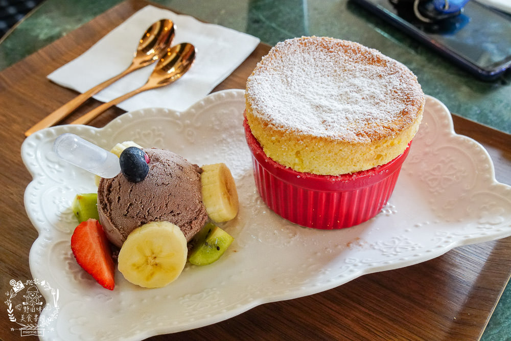 高雄[新濱・駅前]金碧輝煌的百年老銀行化身復古咖啡廳!西子灣咖啡廳推薦