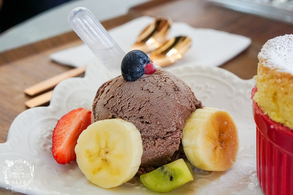 高雄[新濱・駅前]金碧輝煌的百年老銀行化身復古咖啡廳!西子灣咖啡廳推薦