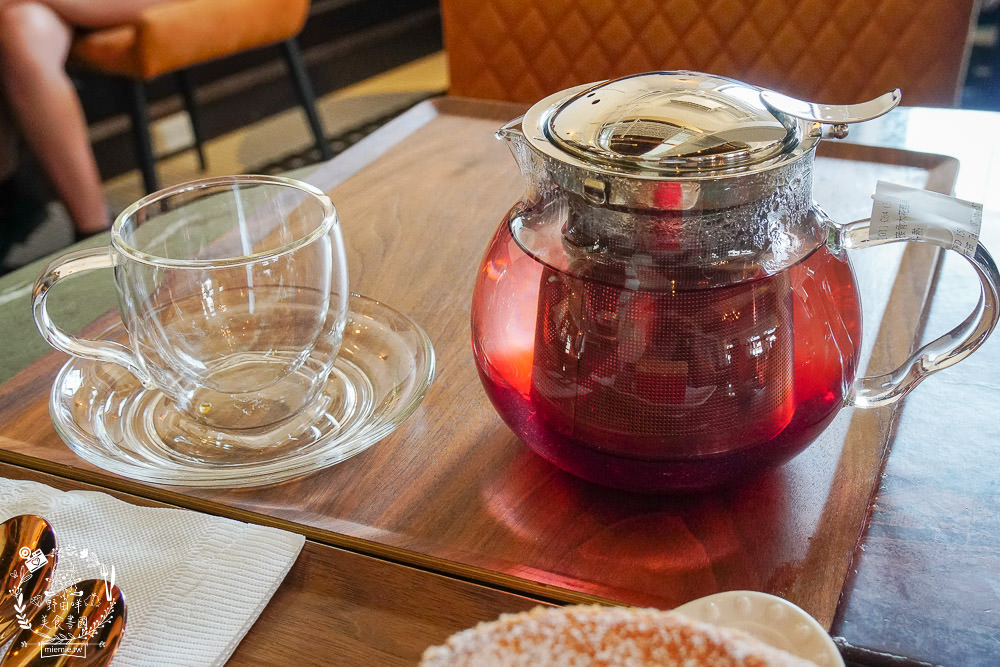 高雄[新濱・駅前]金碧輝煌的百年老銀行化身復古咖啡廳!西子灣咖啡廳推薦