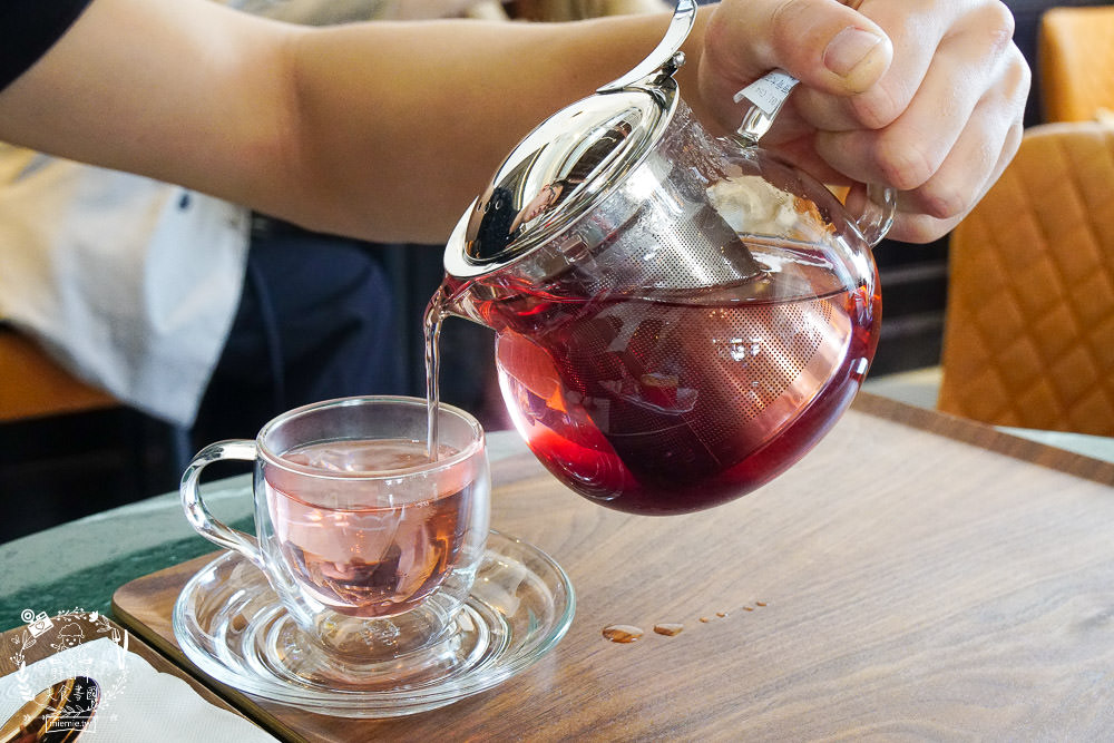 高雄[新濱・駅前]金碧輝煌的百年老銀行化身復古咖啡廳!西子灣咖啡廳推薦