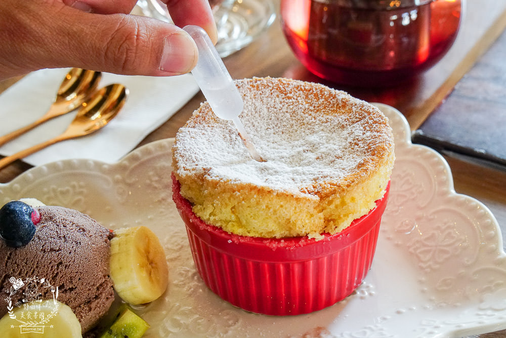 高雄[新濱・駅前]金碧輝煌的百年老銀行化身復古咖啡廳!西子灣咖啡廳推薦