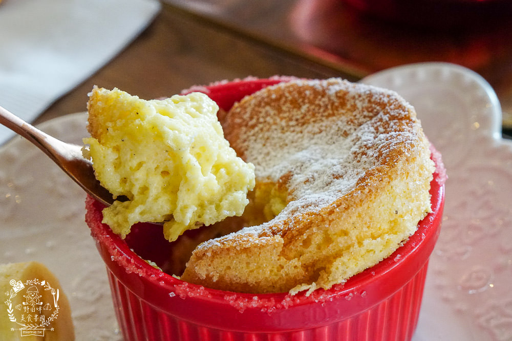 高雄[新濱・駅前]金碧輝煌的百年老銀行化身復古咖啡廳!西子灣咖啡廳推薦