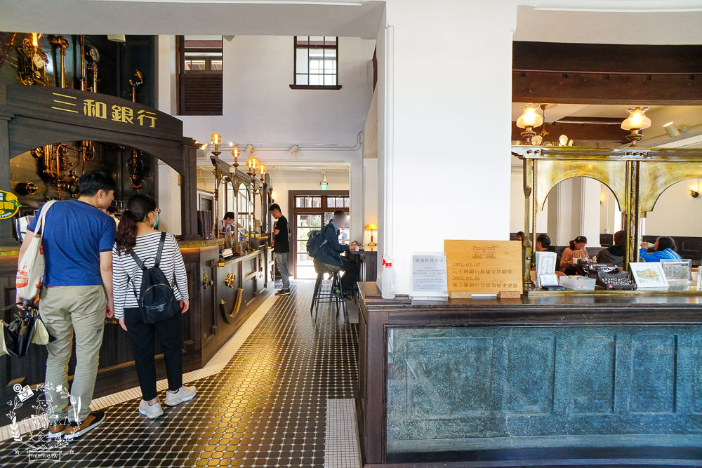 高雄[新濱・駅前]金碧輝煌的百年老銀行化身復古咖啡廳!西子灣咖啡廳推薦