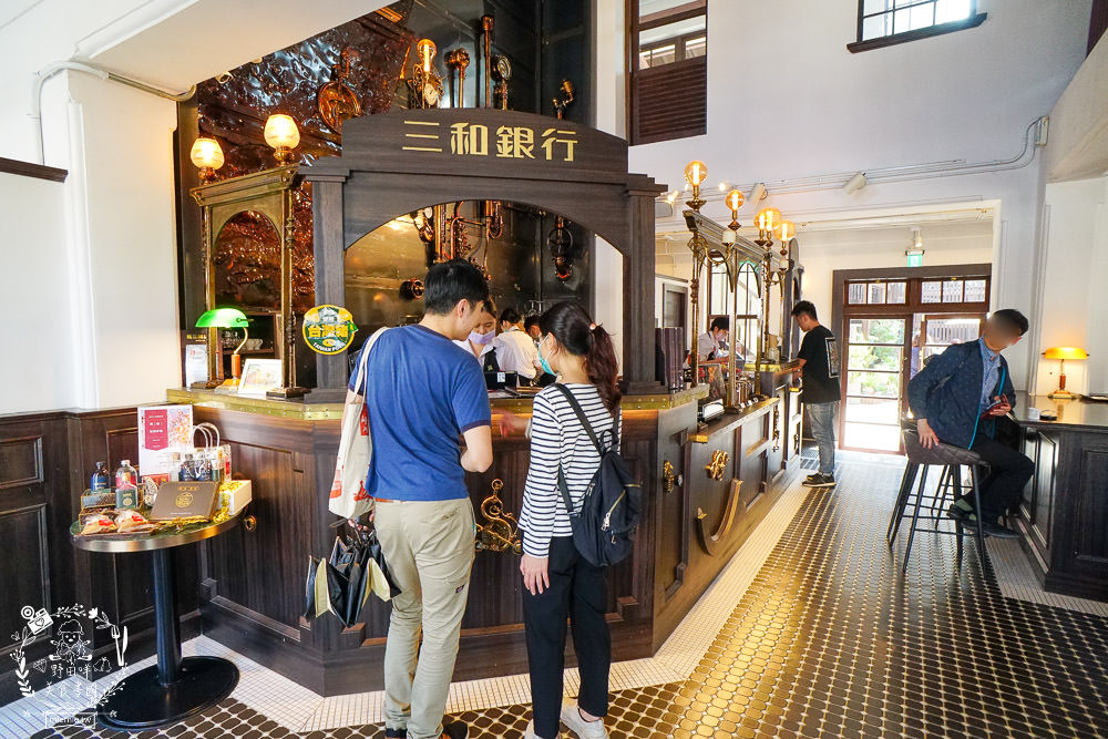 高雄[新濱・駅前]金碧輝煌的百年老銀行化身復古咖啡廳!西子灣咖啡廳推薦