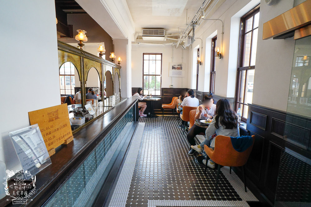 高雄[新濱・駅前]金碧輝煌的百年老銀行化身復古咖啡廳!西子灣咖啡廳推薦
