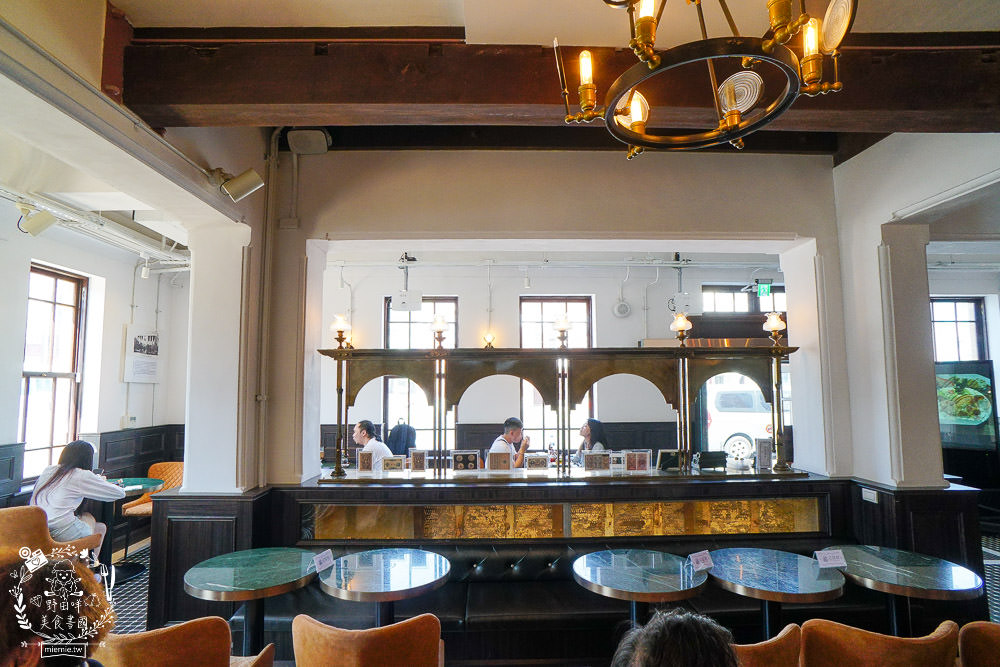 高雄[新濱・駅前]金碧輝煌的百年老銀行化身復古咖啡廳!西子灣咖啡廳推薦