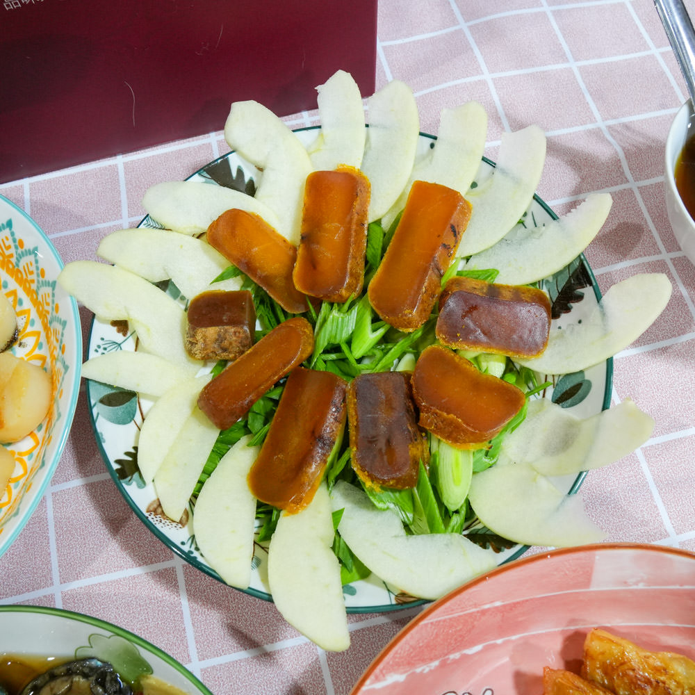 2024年菜推薦日芳珍饌年菜五福臨門鍋與鮑魚米雞超澎湃!比50元大的生食級干貝跟一口吃烏魚子