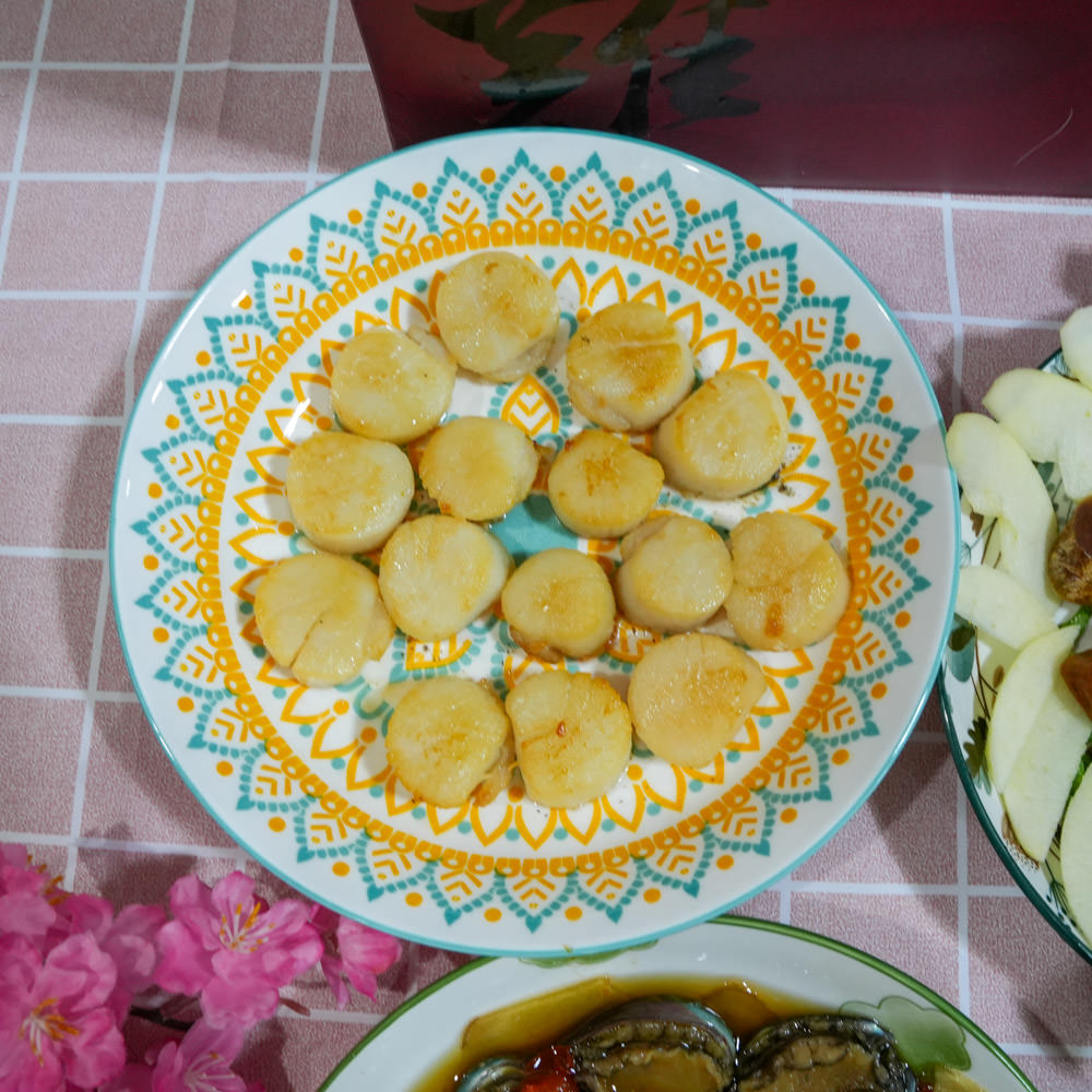 2024年菜推薦日芳珍饌年菜五福臨門鍋與鮑魚米雞超澎湃!比50元大的生食級干貝跟一口吃烏魚子