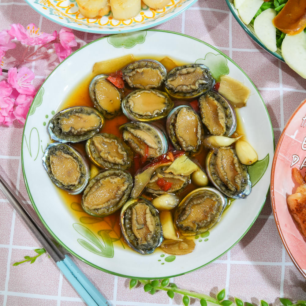 2024年菜推薦日芳珍饌年菜五福臨門鍋與鮑魚米雞超澎湃!比50元大的生食級干貝跟一口吃烏魚子