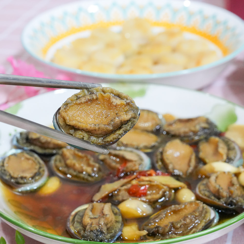 2024年菜推薦日芳珍饌年菜五福臨門鍋與鮑魚米雞超澎湃!比50元大的生食級干貝跟一口吃烏魚子