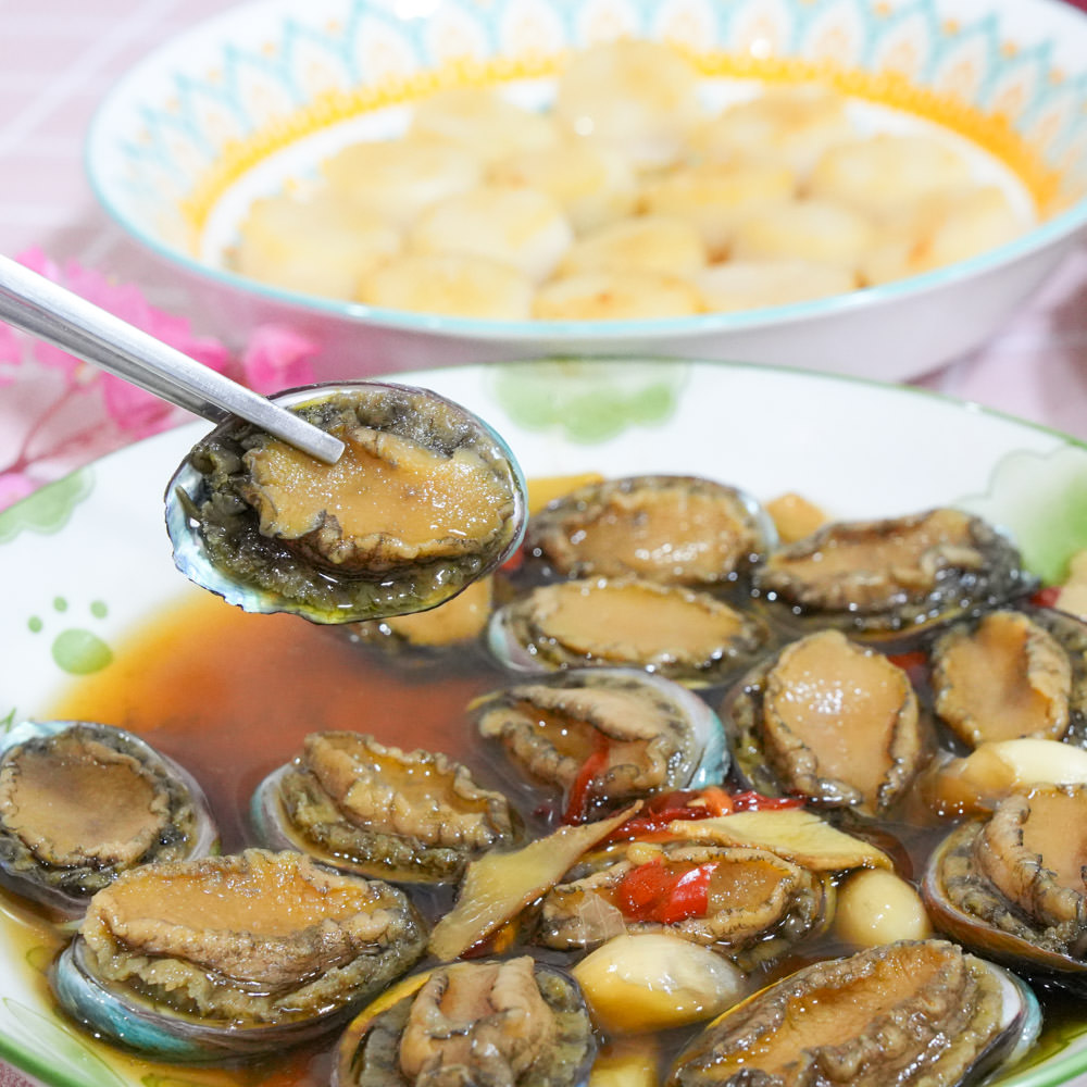 2024年菜推薦日芳珍饌年菜五福臨門鍋與鮑魚米雞超澎湃!比50元大的生食級干貝跟一口吃烏魚子