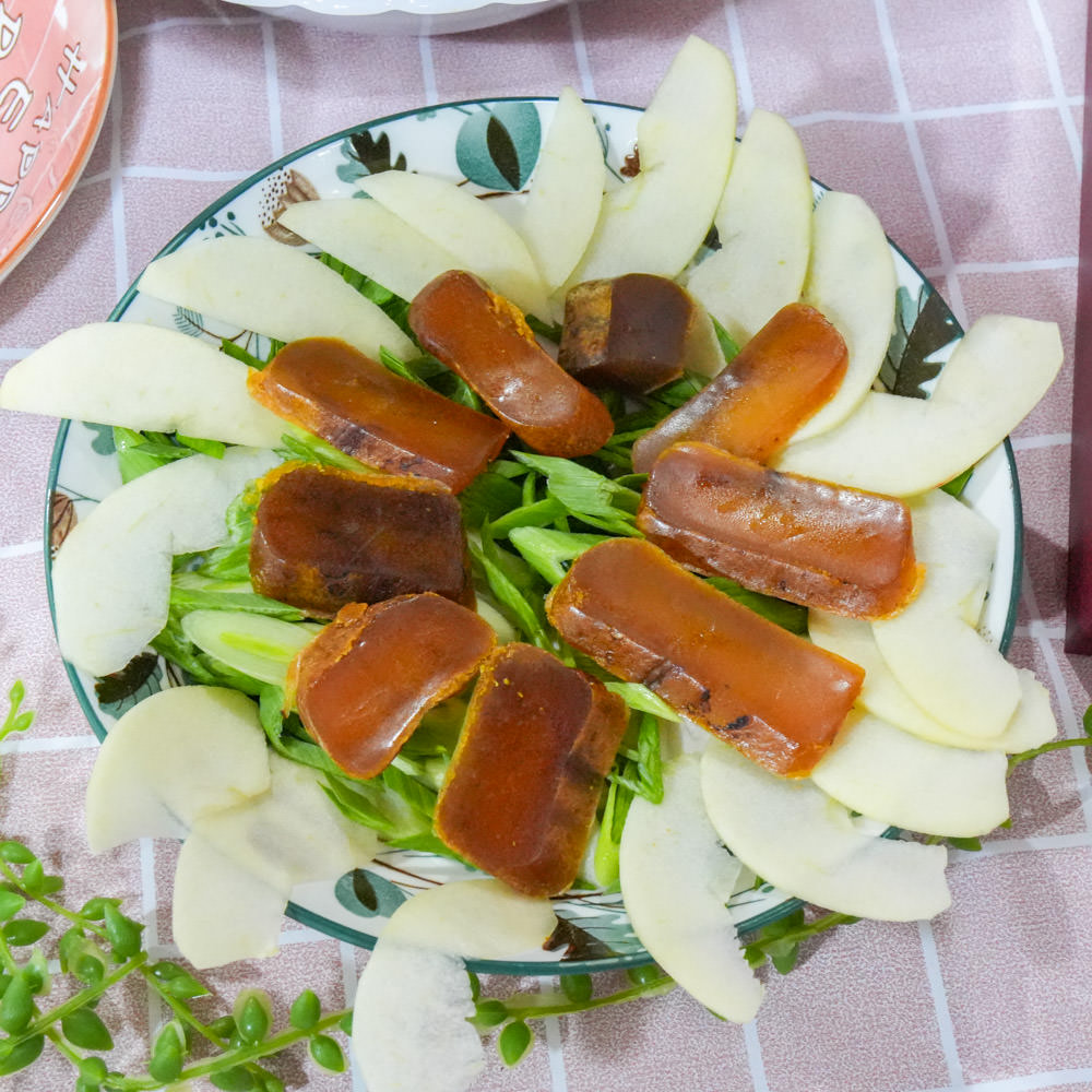 2024年菜推薦日芳珍饌年菜五福臨門鍋與鮑魚米雞超澎湃!比50元大的生食級干貝跟一口吃烏魚子