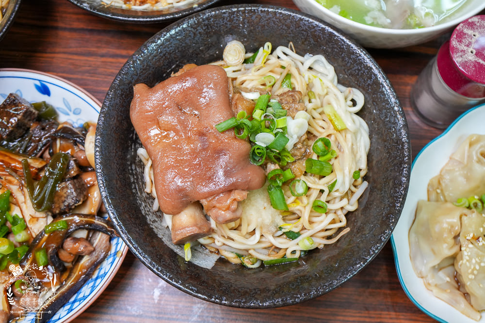 大社美食推薦[明翊小館]限量骨仔肉湯+豬腳拌麵1號餐人氣推薦!中藥世家代代相傳的特製滷汁製作滷味超推!