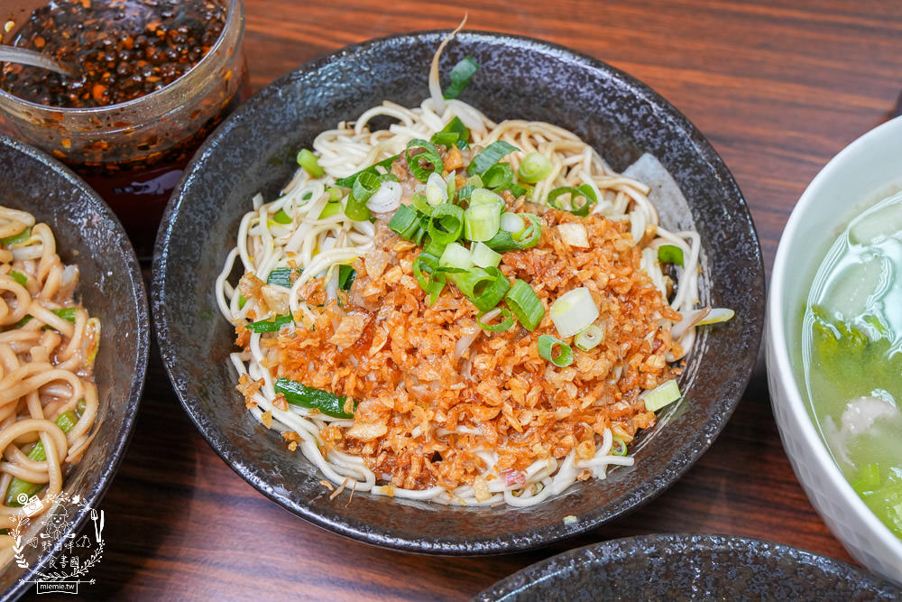 大社美食推薦[明翊小館]限量骨仔肉湯+豬腳拌麵1號餐人氣推薦!中藥世家代代相傳的特製滷汁製作滷味超推!