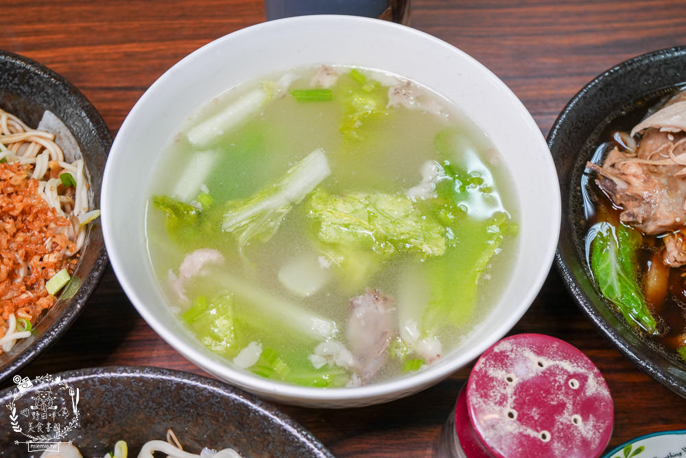 大社美食推薦[明翊小館]限量骨仔肉湯+豬腳拌麵1號餐人氣推薦!中藥世家代代相傳的特製滷汁製作滷味超推!