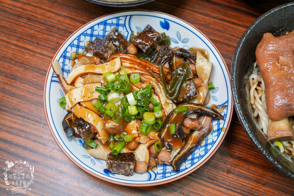 大社美食推薦[明翊小館]限量骨仔肉湯+豬腳拌麵1號餐人氣推薦!中藥世家代代相傳的特製滷汁製作滷味超推!