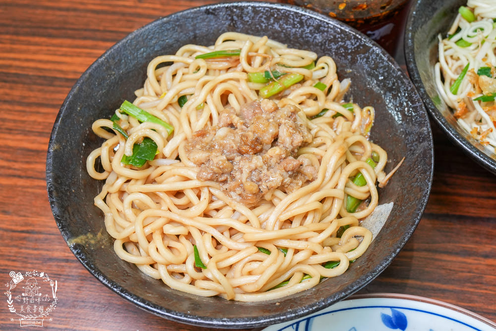 大社美食推薦[明翊小館]限量骨仔肉湯+豬腳拌麵1號餐人氣推薦!中藥世家代代相傳的特製滷汁製作滷味超推!