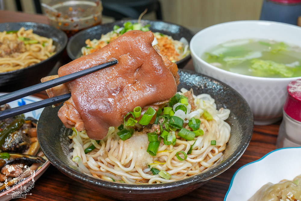 大社美食推薦[明翊小館]限量骨仔肉湯+豬腳拌麵1號餐人氣推薦!中藥世家代代相傳的特製滷汁製作滷味超推!