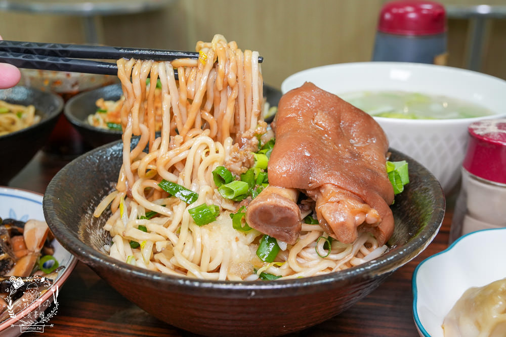 大社美食推薦[明翊小館]限量骨仔肉湯+豬腳拌麵1號餐人氣推薦!中藥世家代代相傳的特製滷汁製作滷味超推!