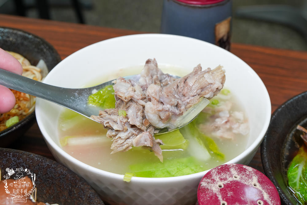 大社美食推薦[明翊小館]限量骨仔肉湯+豬腳拌麵1號餐人氣推薦!中藥世家代代相傳的特製滷汁製作滷味超推!