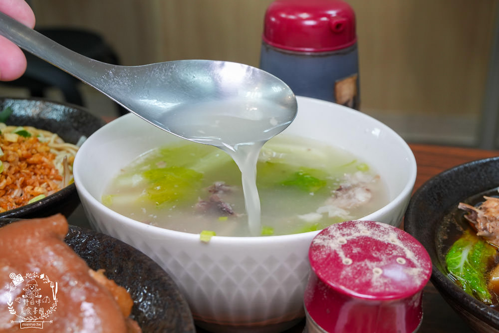 大社美食推薦[明翊小館]限量骨仔肉湯+豬腳拌麵1號餐人氣推薦!中藥世家代代相傳的特製滷汁製作滷味超推!