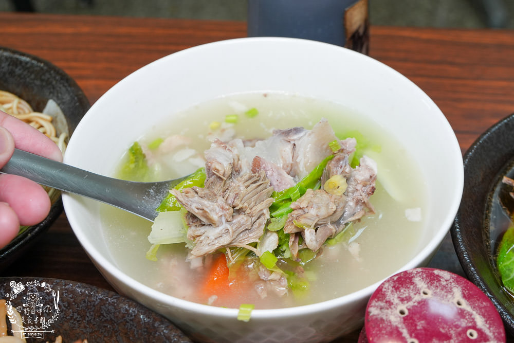 大社美食推薦[明翊小館]限量骨仔肉湯+豬腳拌麵1號餐人氣推薦!中藥世家代代相傳的特製滷汁製作滷味超推!