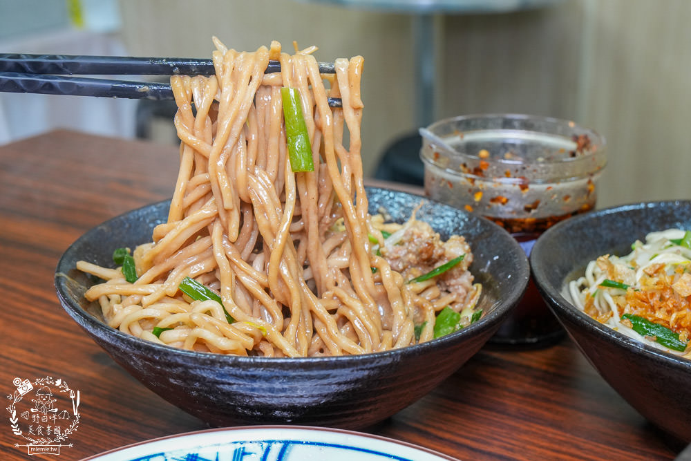 大社美食推薦[明翊小館]限量骨仔肉湯+豬腳拌麵1號餐人氣推薦!中藥世家代代相傳的特製滷汁製作滷味超推!