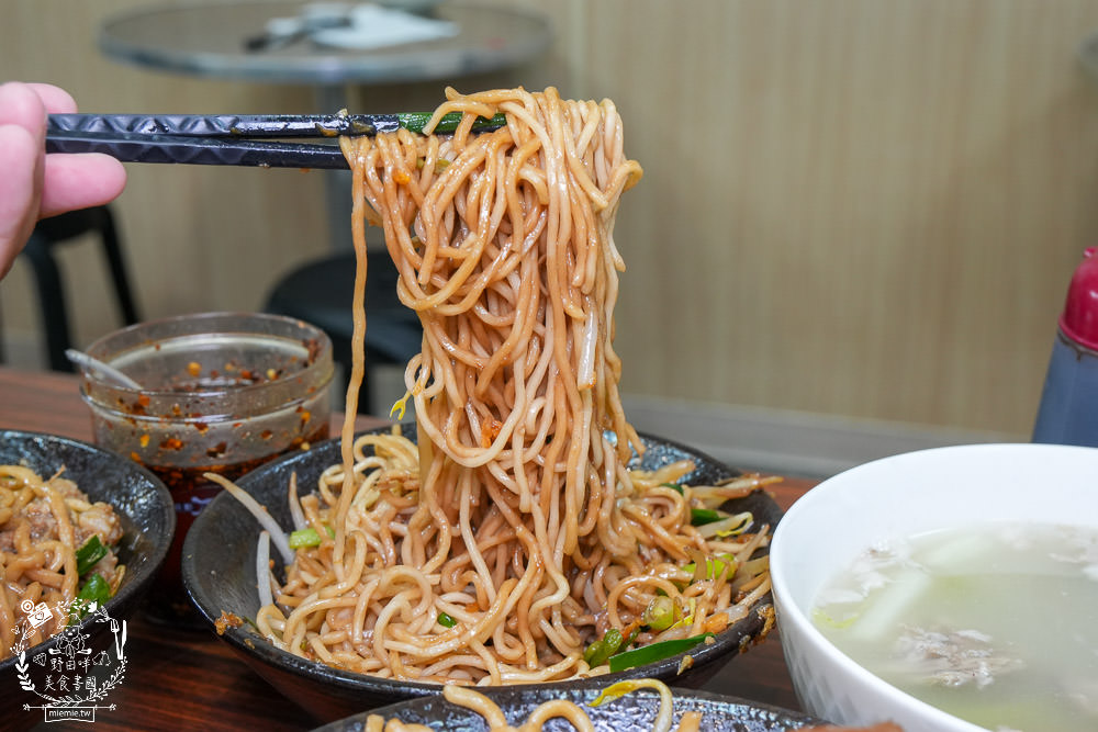 大社美食推薦[明翊小館]限量骨仔肉湯+豬腳拌麵1號餐人氣推薦!中藥世家代代相傳的特製滷汁製作滷味超推!
