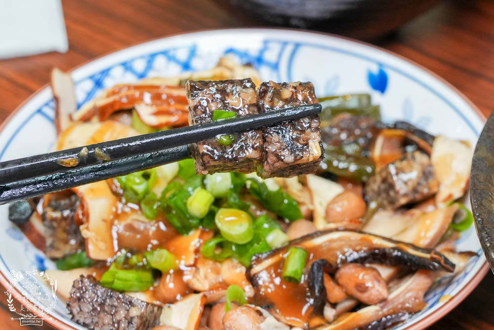 大社美食推薦[明翊小館]限量骨仔肉湯+豬腳拌麵1號餐人氣推薦!中藥世家代代相傳的特製滷汁製作滷味超推!