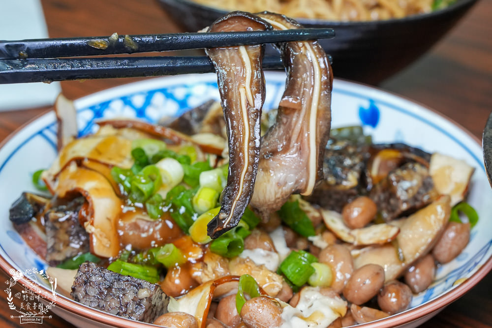 大社美食推薦[明翊小館]限量骨仔肉湯+豬腳拌麵1號餐人氣推薦!中藥世家代代相傳的特製滷汁製作滷味超推!