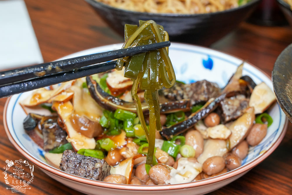 大社美食推薦[明翊小館]限量骨仔肉湯+豬腳拌麵1號餐人氣推薦!中藥世家代代相傳的特製滷汁製作滷味超推!