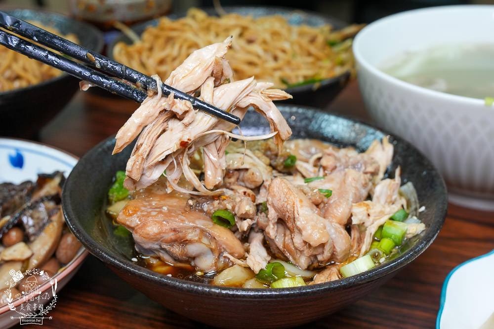 大社美食推薦[明翊小館]限量骨仔肉湯+豬腳拌麵1號餐人氣推薦!中藥世家代代相傳的特製滷汁製作滷味超推!