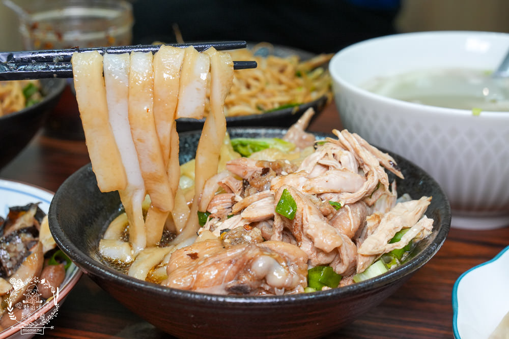 大社美食推薦[明翊小館]限量骨仔肉湯+豬腳拌麵1號餐人氣推薦!中藥世家代代相傳的特製滷汁製作滷味超推!