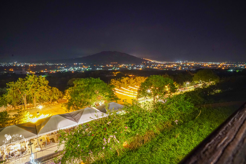 台中[星月大地景觀咖啡廳]無敵浪漫的星海夜景超療癒!暖胃又暖心的溫泉烏骨雞鍋+超夢幻蜜糖吐司!炸物爆好吃!