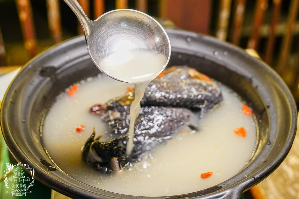 台中[星月大地景觀咖啡廳]無敵浪漫的星海夜景超療癒!暖胃又暖心的溫泉烏骨雞鍋+超夢幻蜜糖吐司!炸物爆好吃!