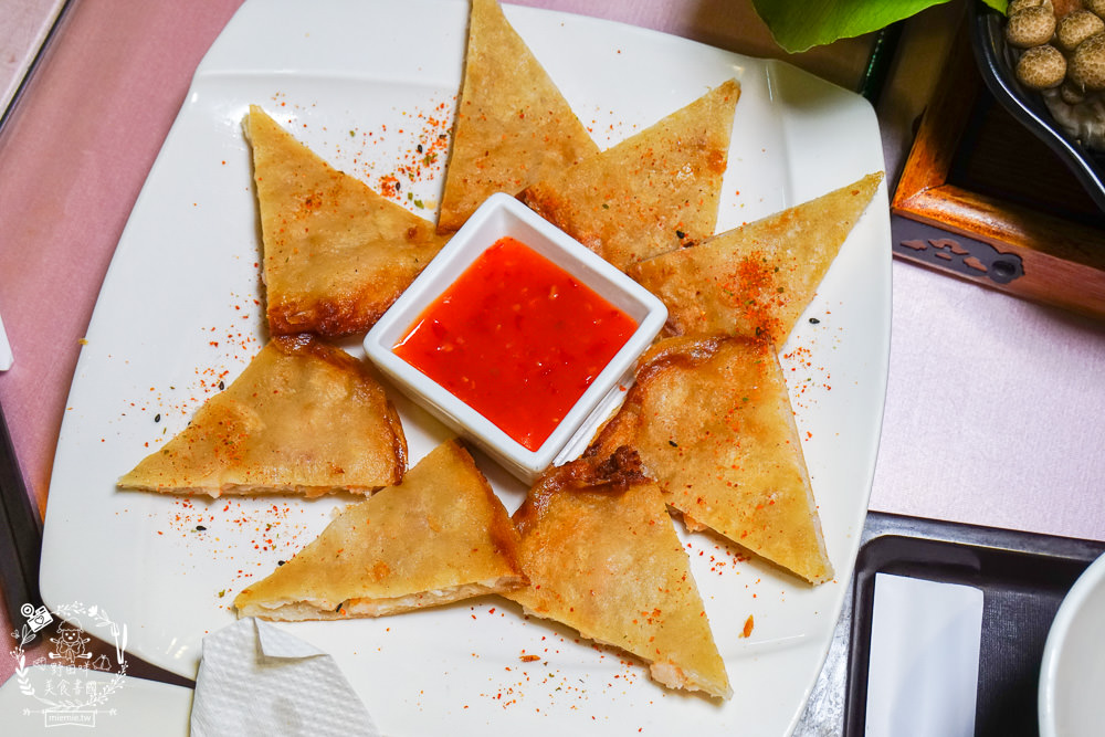 台中[星月大地景觀咖啡廳]無敵浪漫的星海夜景超療癒!暖胃又暖心的溫泉烏骨雞鍋+超夢幻蜜糖吐司!炸物爆好吃!