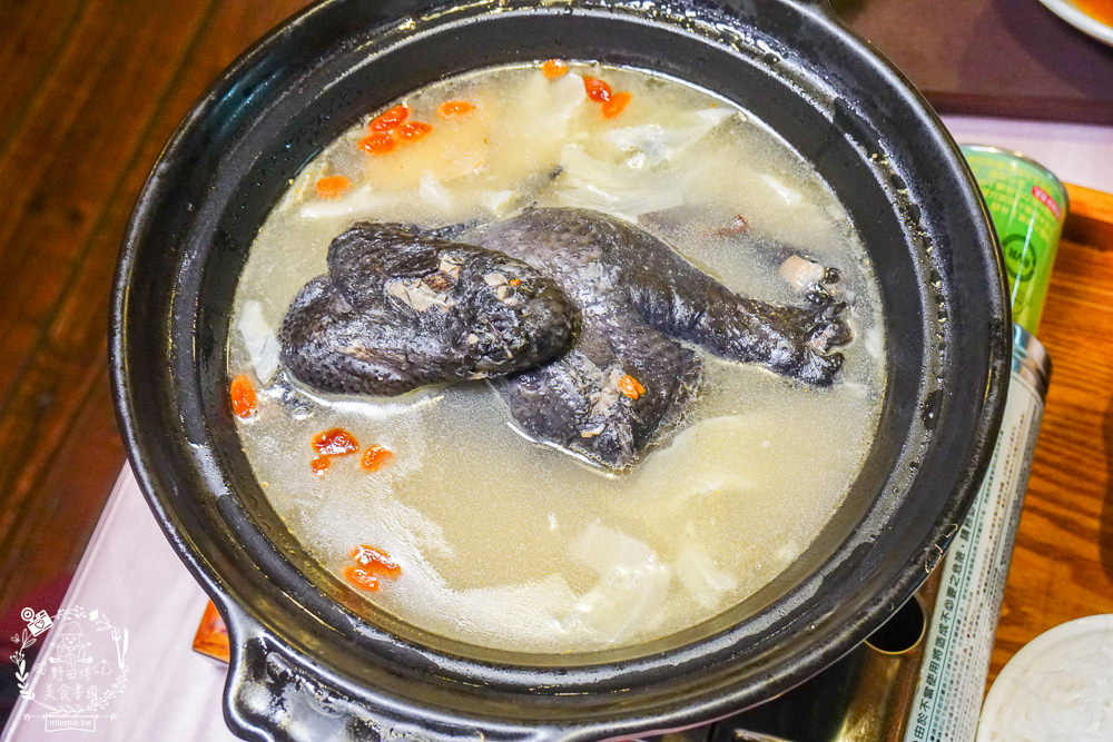 台中[星月大地景觀咖啡廳]無敵浪漫的星海夜景超療癒!暖胃又暖心的溫泉烏骨雞鍋+超夢幻蜜糖吐司!炸物爆好吃!