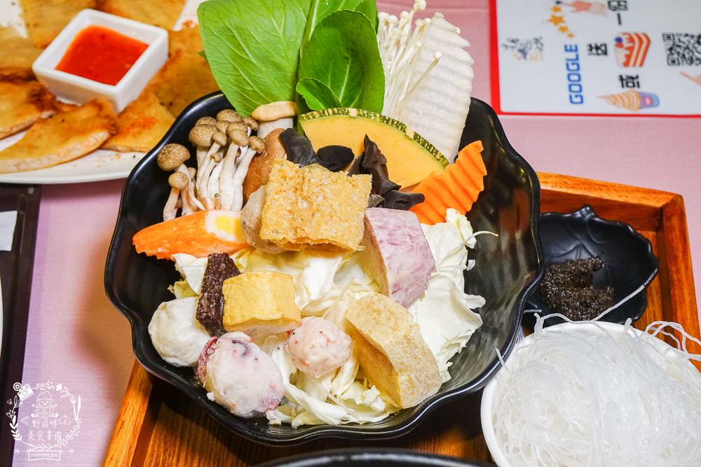 台中[星月大地景觀咖啡廳]無敵浪漫的星海夜景超療癒!暖胃又暖心的溫泉烏骨雞鍋+超夢幻蜜糖吐司!炸物爆好吃!