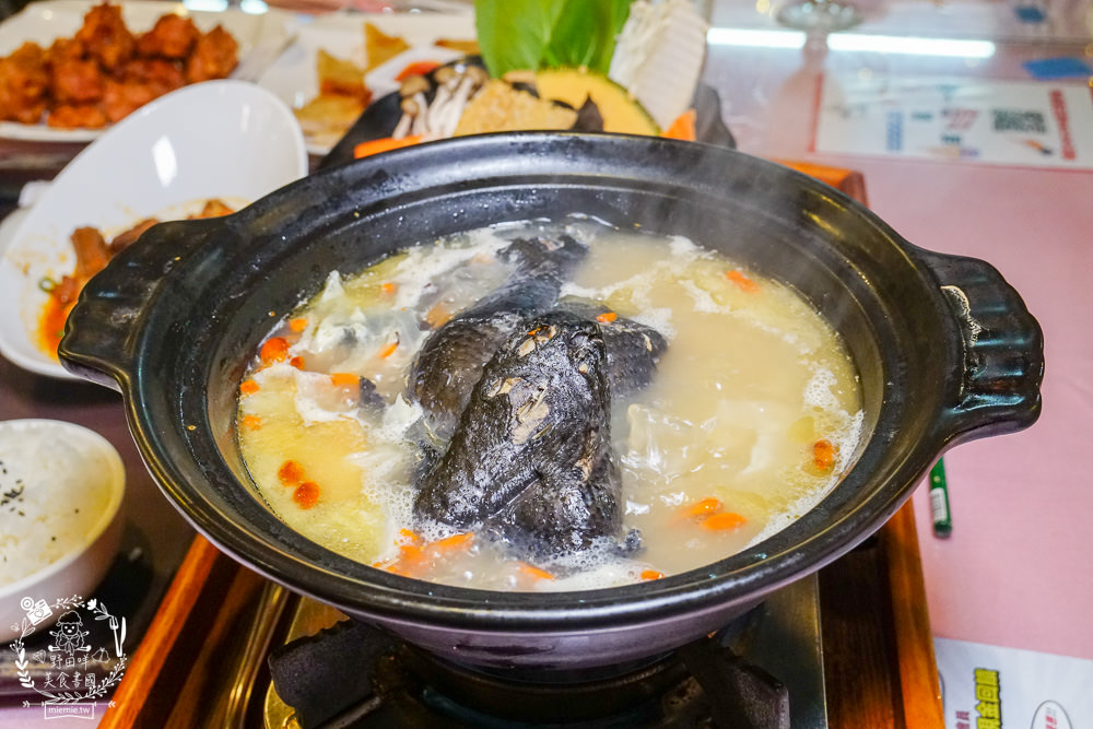 台中[星月大地景觀咖啡廳]無敵浪漫的星海夜景超療癒!暖胃又暖心的溫泉烏骨雞鍋+超夢幻蜜糖吐司!炸物爆好吃!