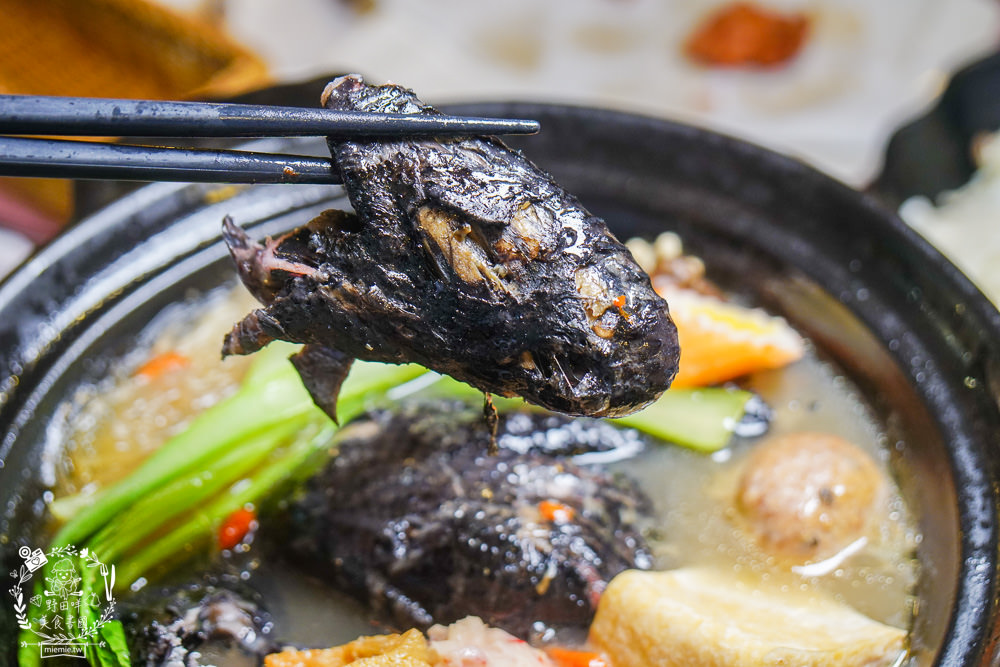 台中[星月大地景觀咖啡廳]無敵浪漫的星海夜景超療癒!暖胃又暖心的溫泉烏骨雞鍋+超夢幻蜜糖吐司!炸物爆好吃!