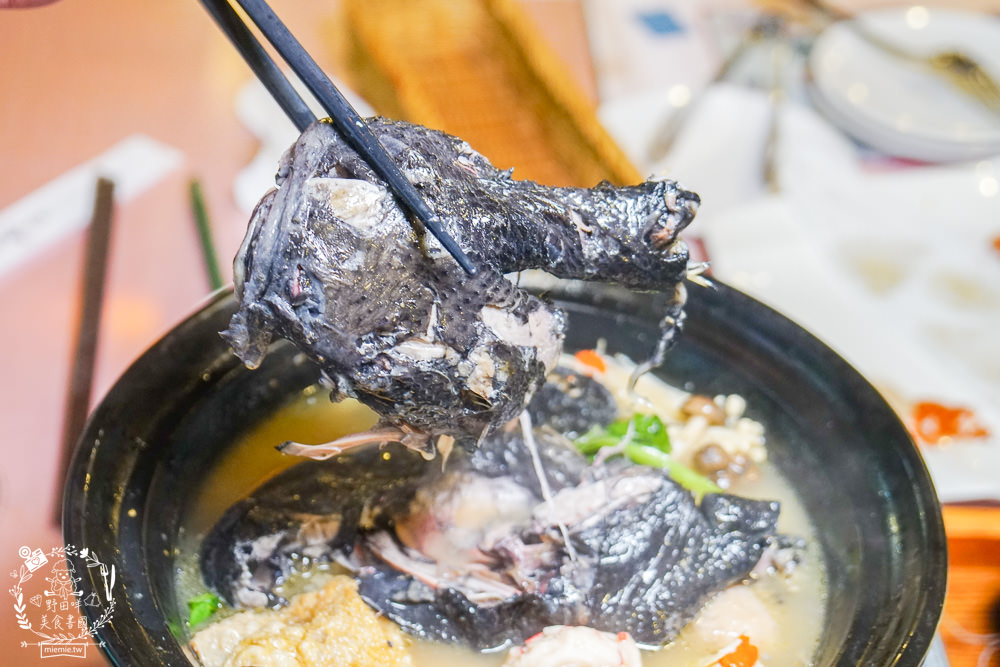 台中[星月大地景觀咖啡廳]無敵浪漫的星海夜景超療癒!暖胃又暖心的溫泉烏骨雞鍋+超夢幻蜜糖吐司!炸物爆好吃!