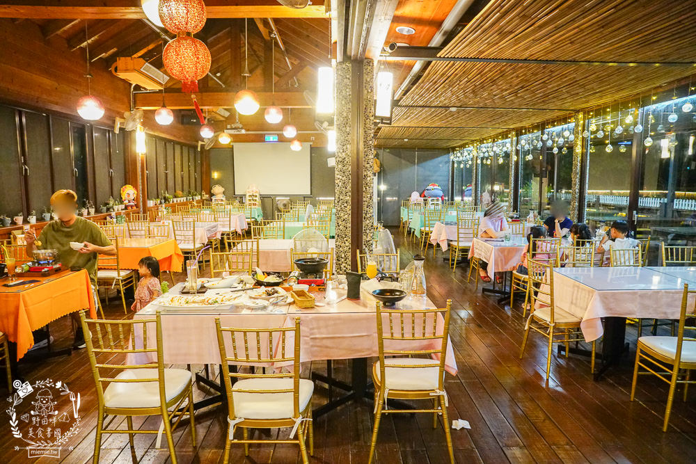 台中[星月大地景觀咖啡廳]無敵浪漫的星海夜景超療癒!暖胃又暖心的溫泉烏骨雞鍋+超夢幻蜜糖吐司!炸物爆好吃!