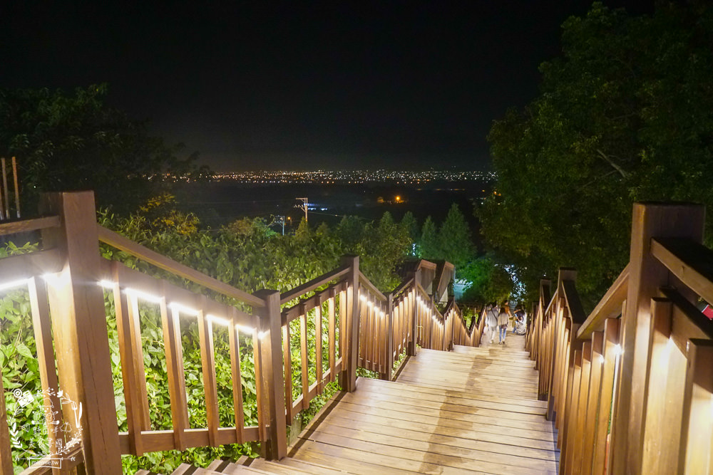 台中[星月大地景觀咖啡廳]無敵浪漫的星海夜景超療癒!暖胃又暖心的溫泉烏骨雞鍋+超夢幻蜜糖吐司!炸物爆好吃!